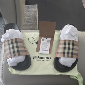 "AUTHENTIC"BURBERRY Plaid Slides with Black Sole